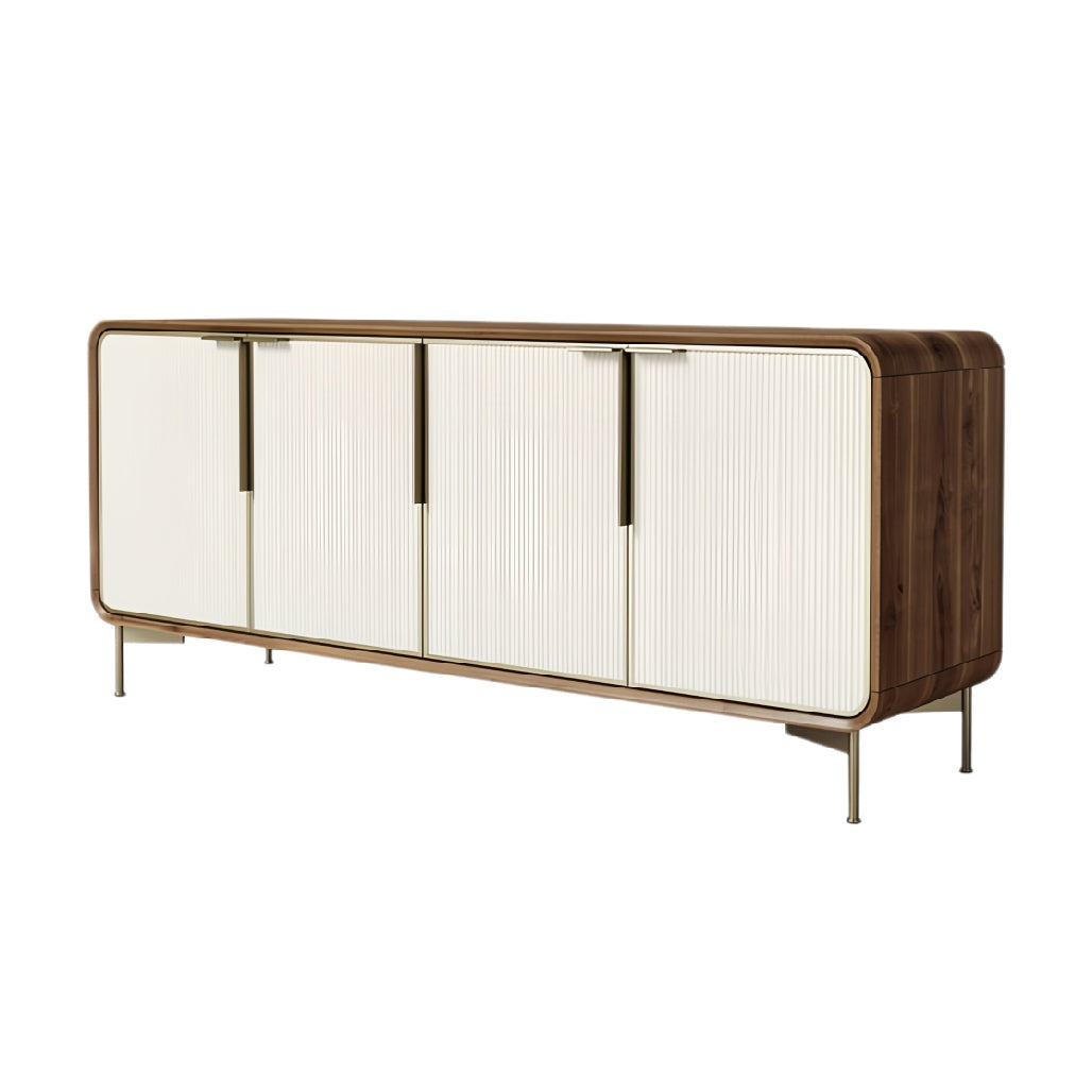 Moderne houten dressoir met paneeldeuren en strakke metalen handgrepen